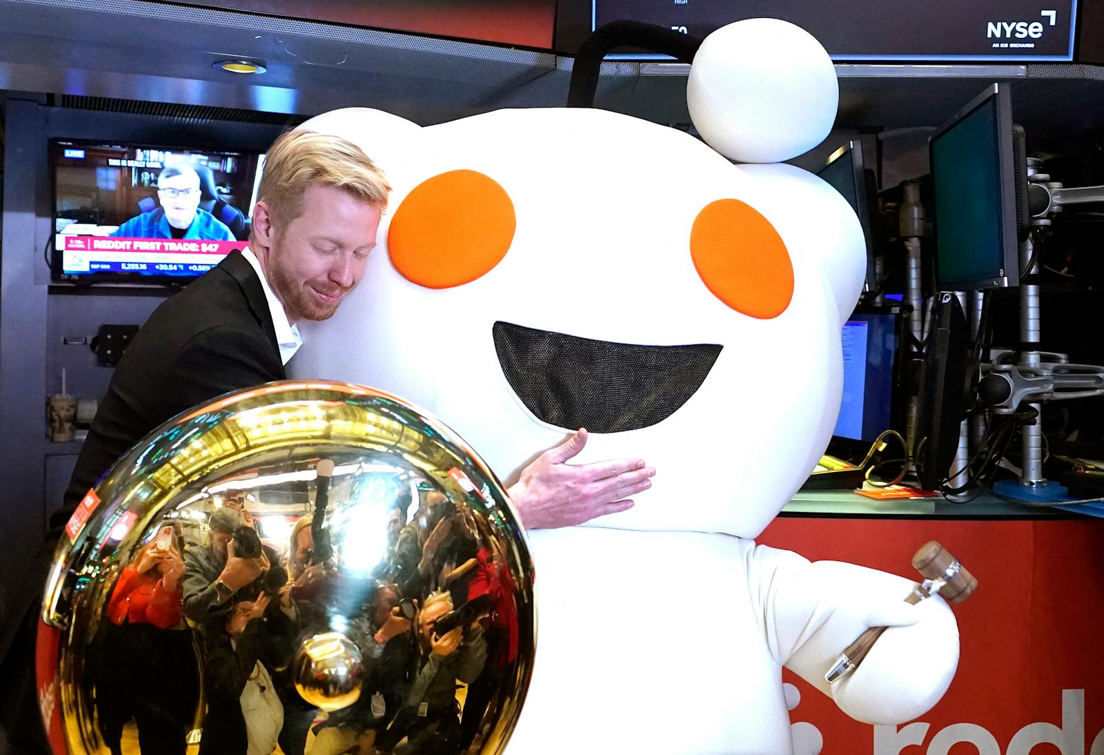 Reddit rises in after-hours trading on Q3 earnings numbers thumbnail