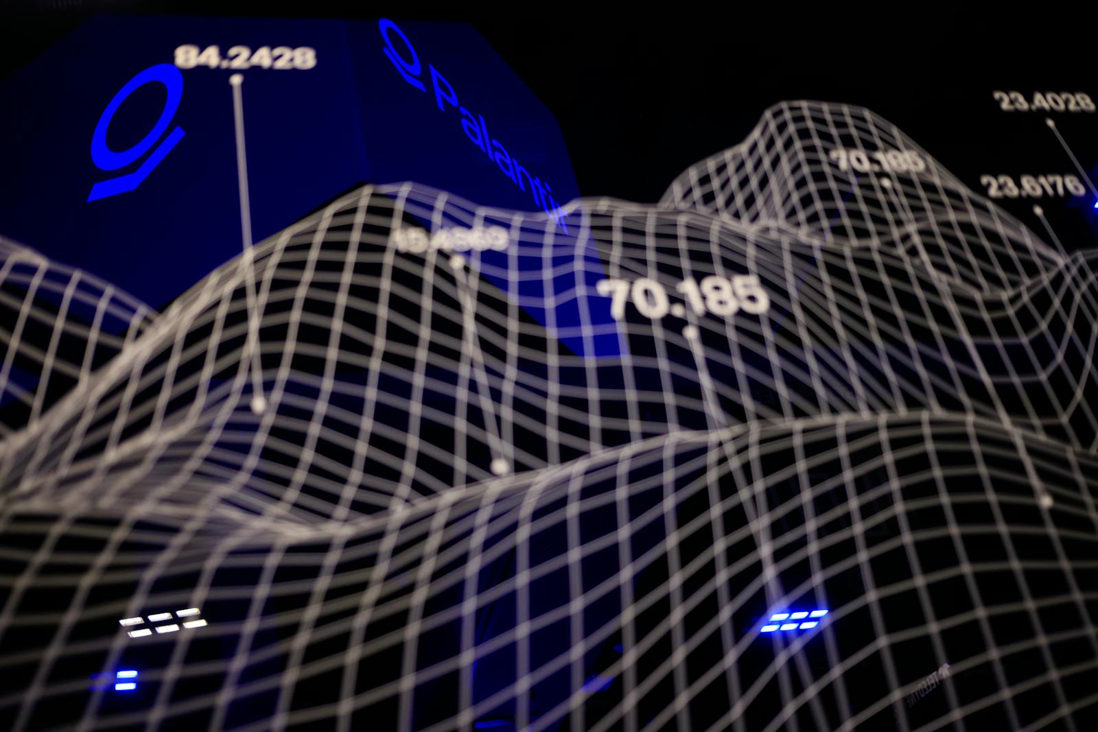 Palantir fails to hold the line as momentum cracks thumbnail