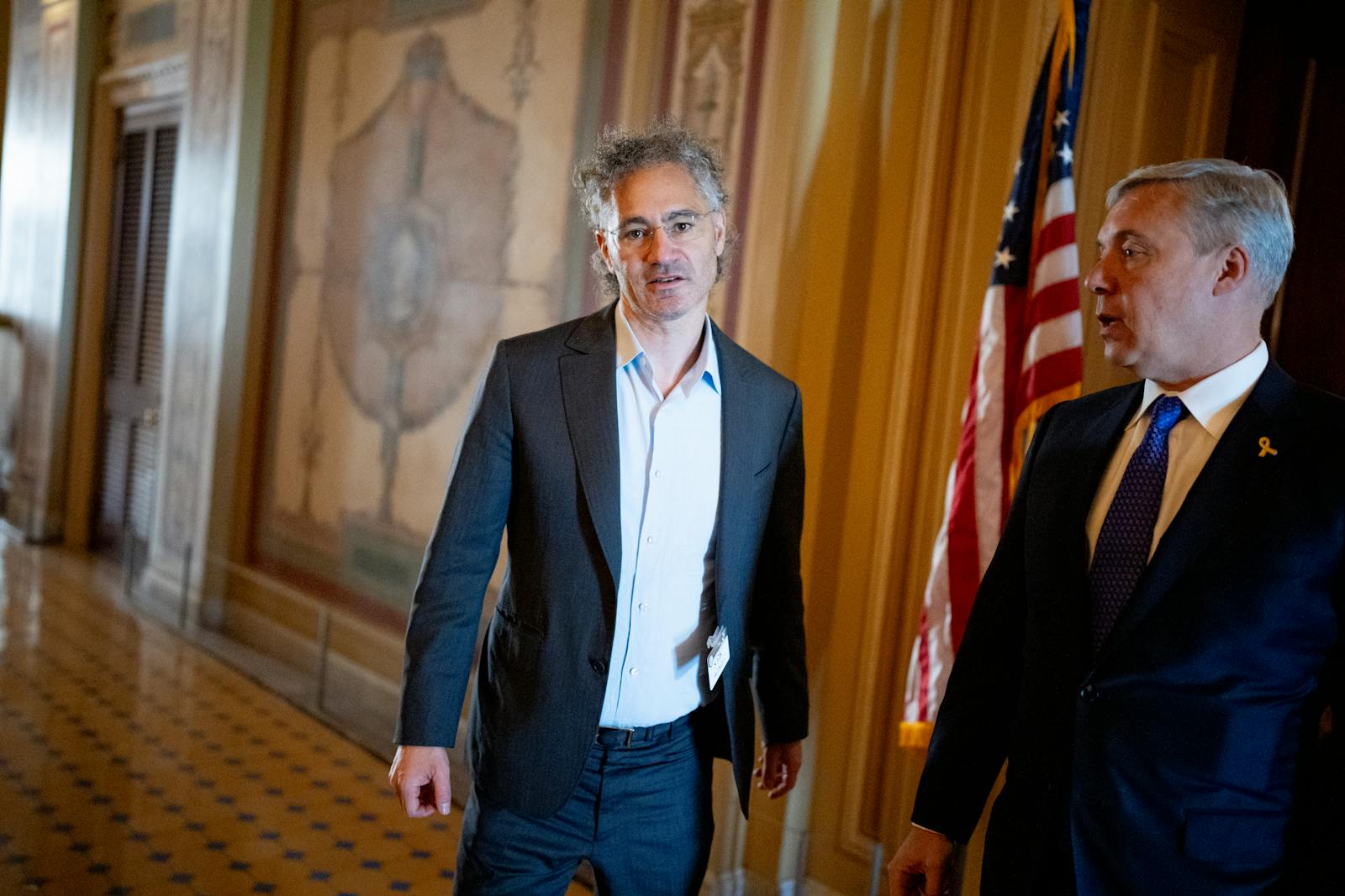 Palantir nears record high thumbnail