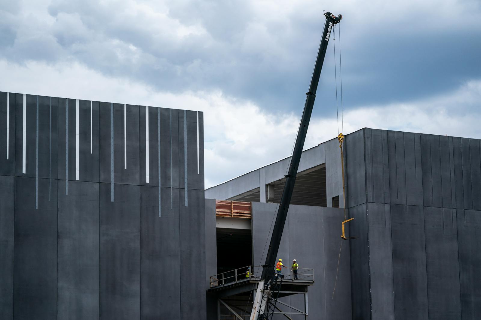 Crypto, AI dreams, and memes: The best stock trades of 2025 thumbnail