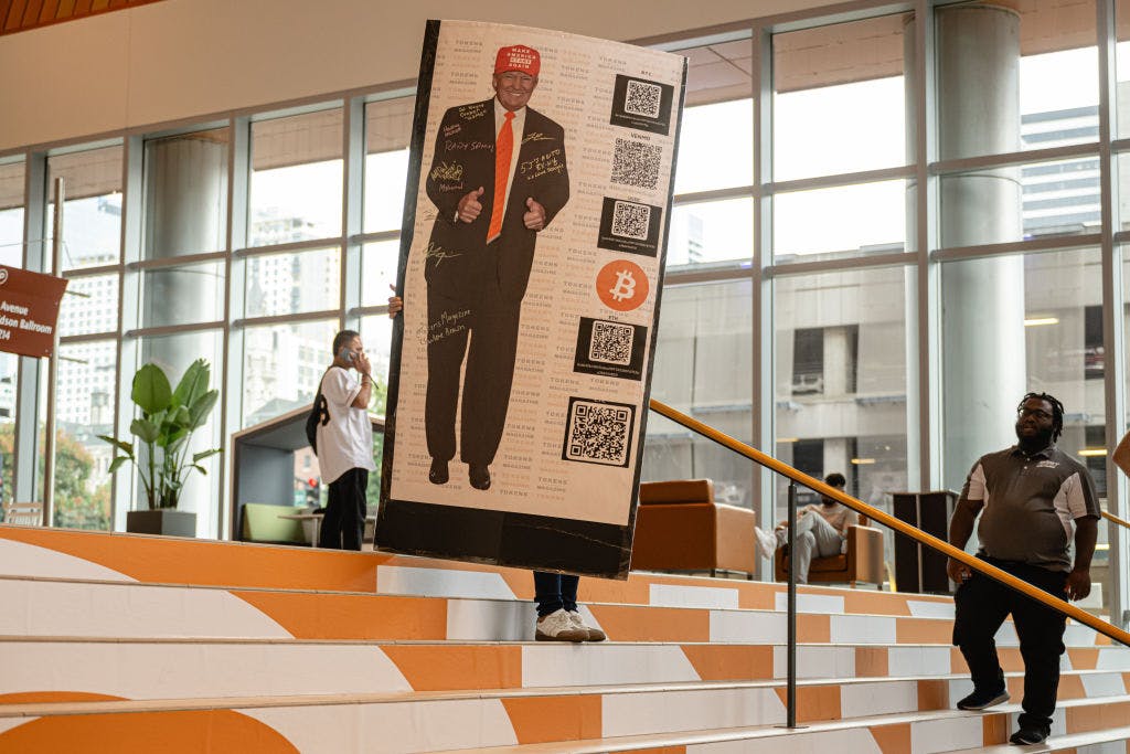 Trump-affiliated crypto project aims to raise $300 million with token sale  thumbnail