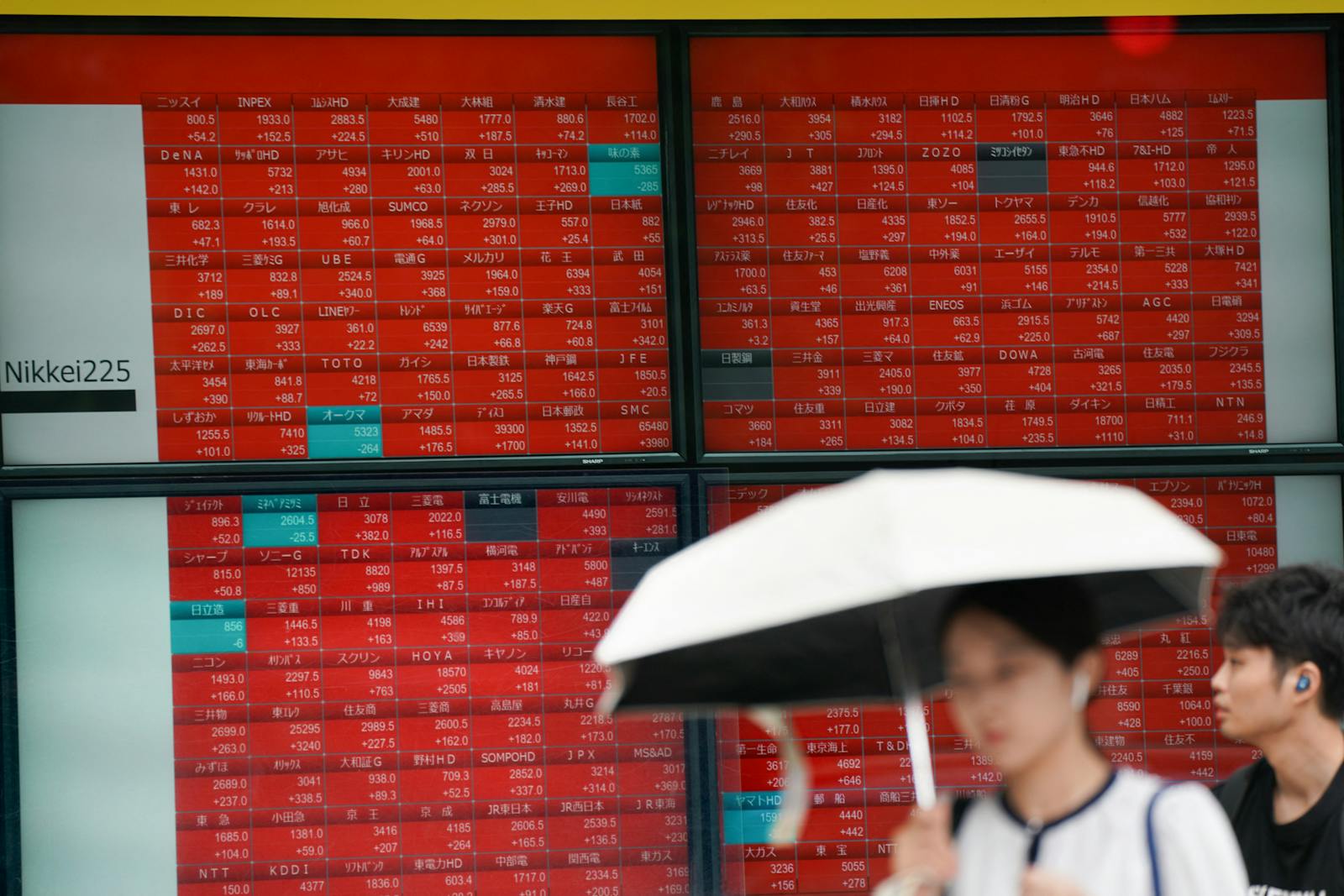After Monday’s crash, Japanese stocks have a big rebound — but don’t quite make it back thumbnail