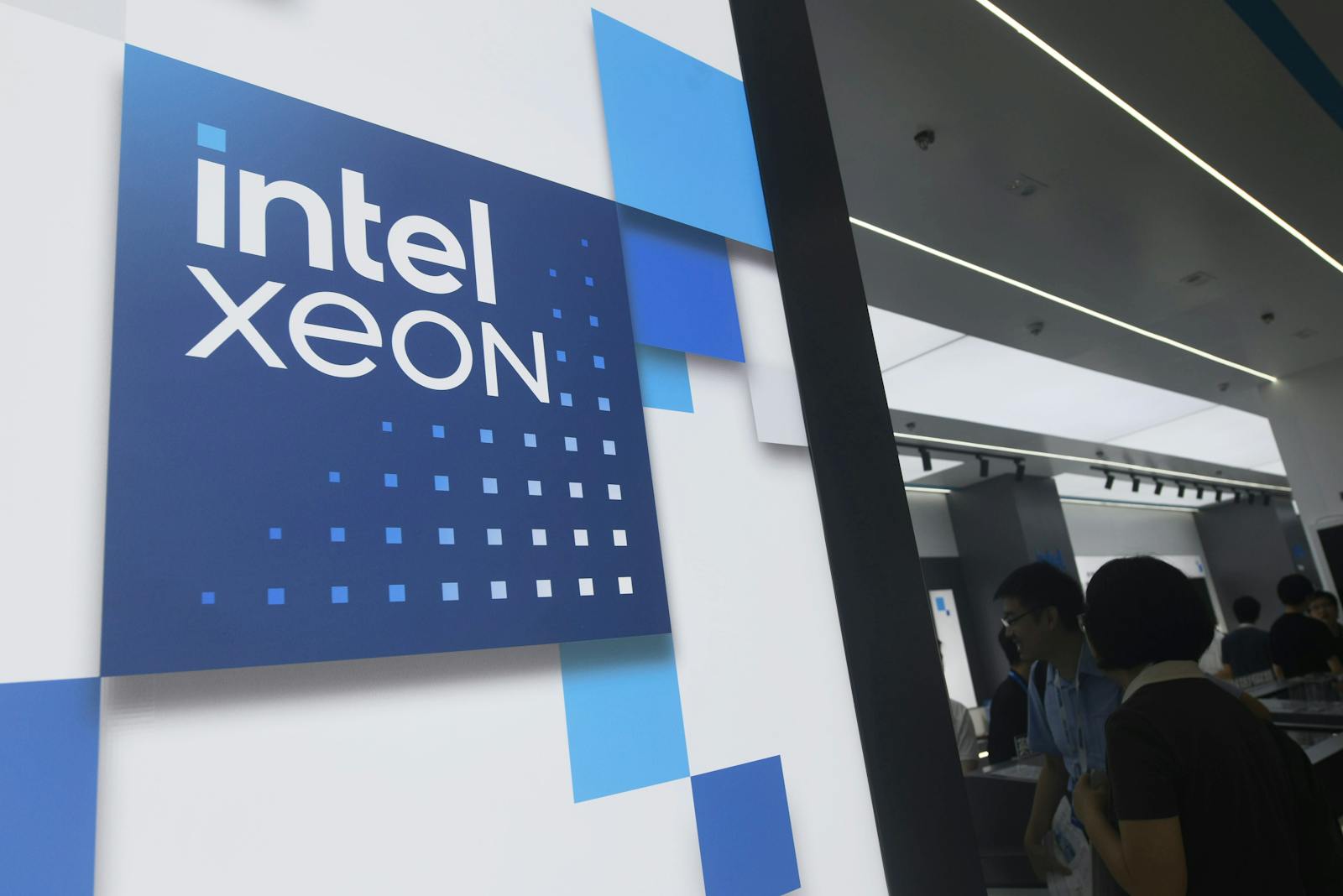 Intel dives on China risk, downbeat analyst view on TSMC deal  thumbnail