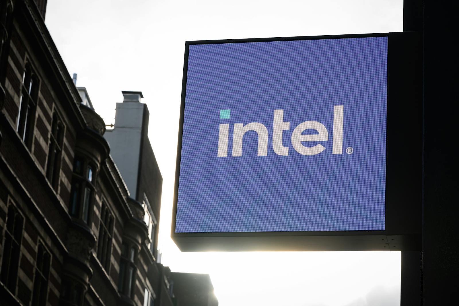 Once mighty Intel fights to find a floor thumbnail