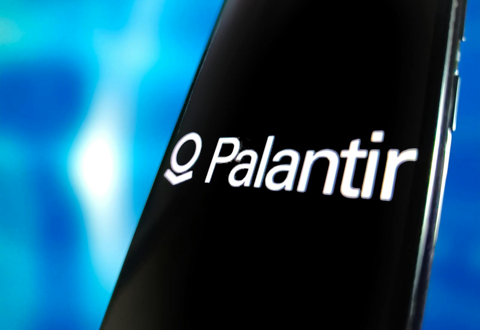 Palantir “to benefit from a tidal wave of federal spending” thumbnail