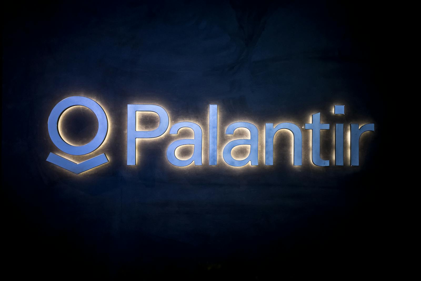 Palantir goes parabolic on robust earnings, strong guidance thumbnail
