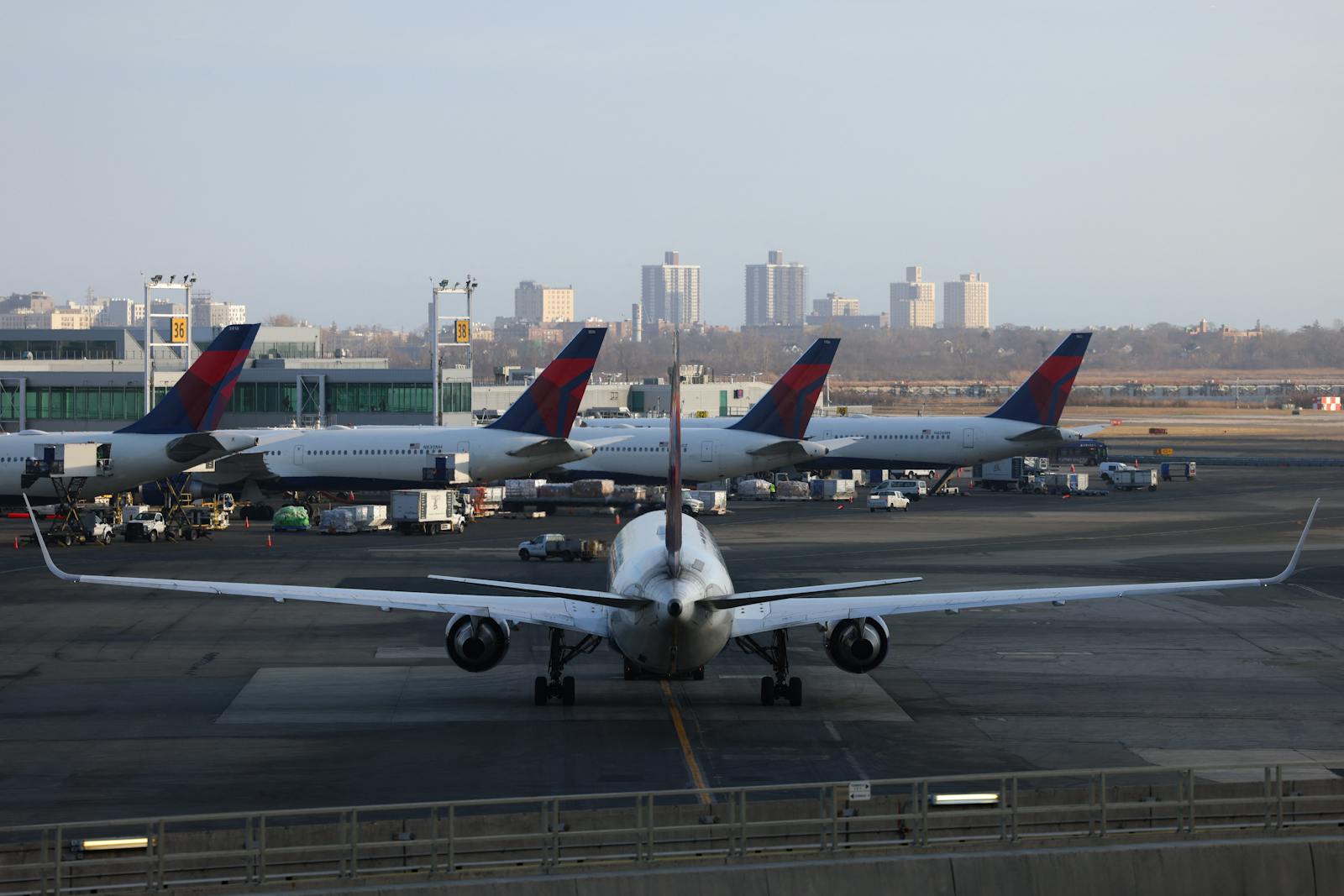 Delta dives after cutting Q1 outlook thumbnail
