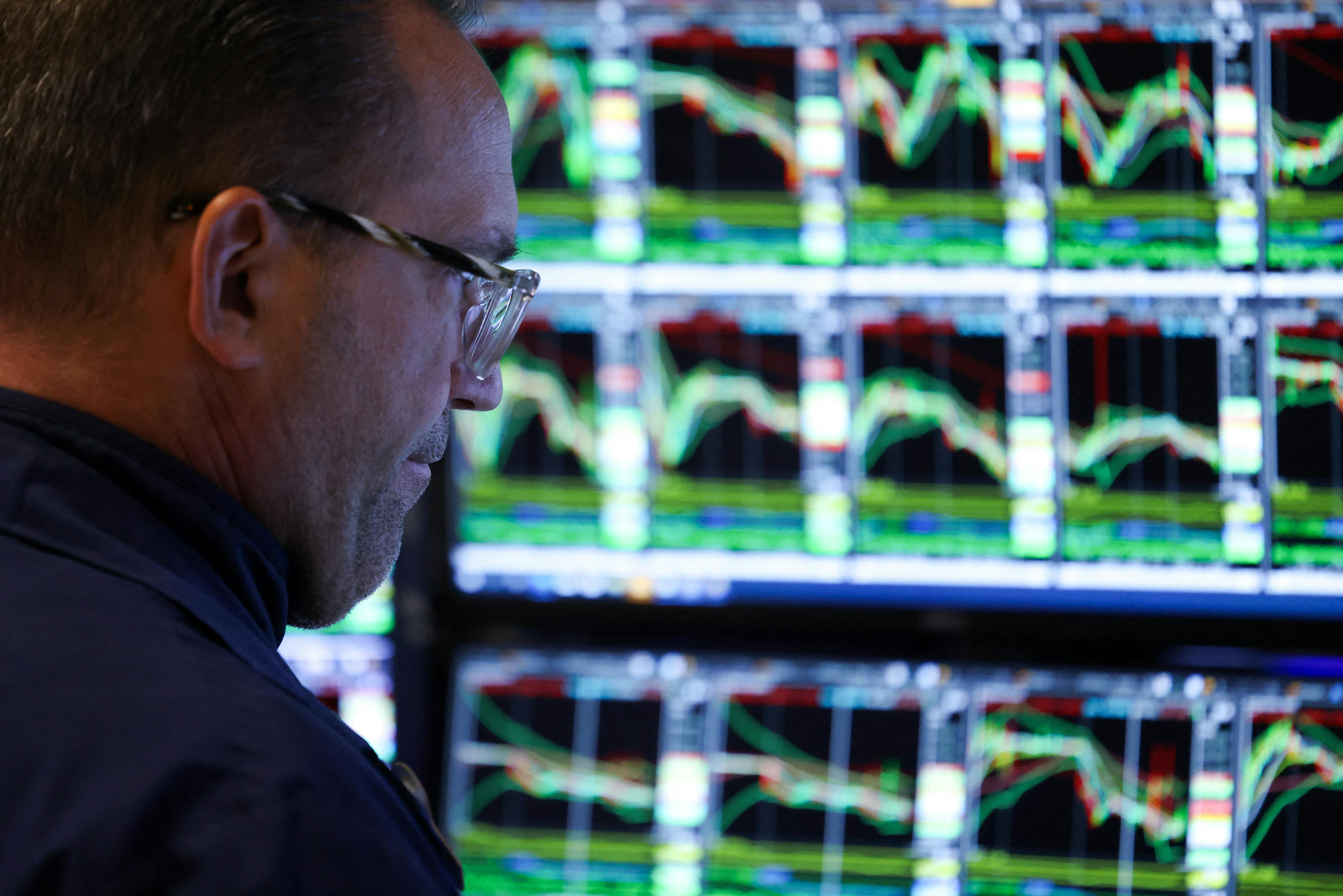 NYSE Floor trader lotta screens picture