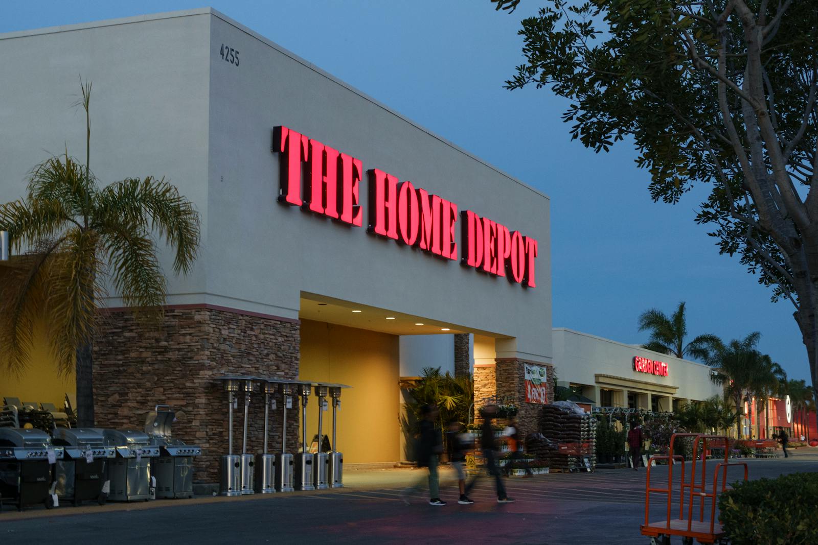 Home Depot reaffirms full-year guidance, stock rises thumbnail