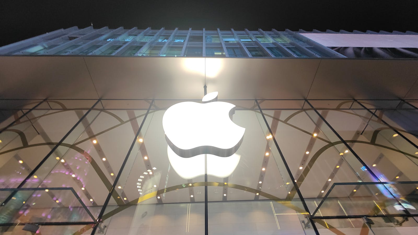 Ives: Tariff pause “pulls stocks and the market from the edge,” but China remains the X factor for Apple thumbnail