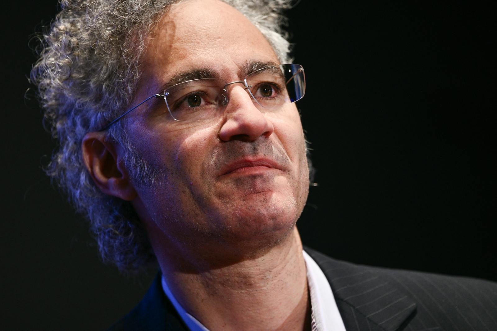 Analyst hikes Palantir price target after conference comments thumbnail