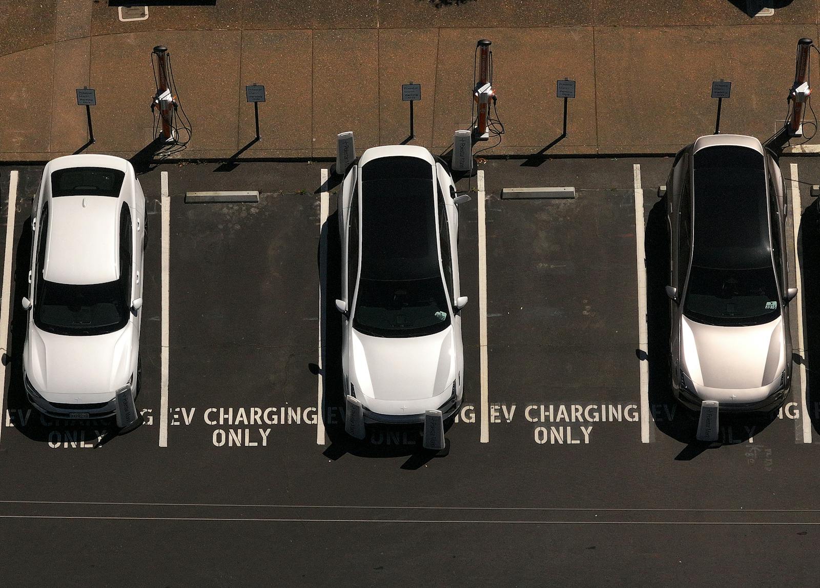 ChargePoint plunges despite staving off NYSE delisting  thumbnail
