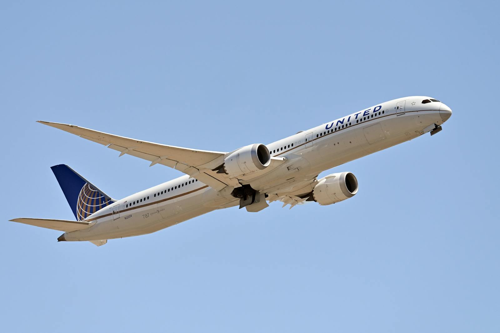 United Airlines falls on mixed Q2 numbers and lowered full-year outlook thumbnail