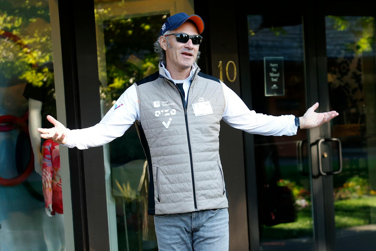 Palantir slips under 50-day moving average, amid momo reversal thumbnail