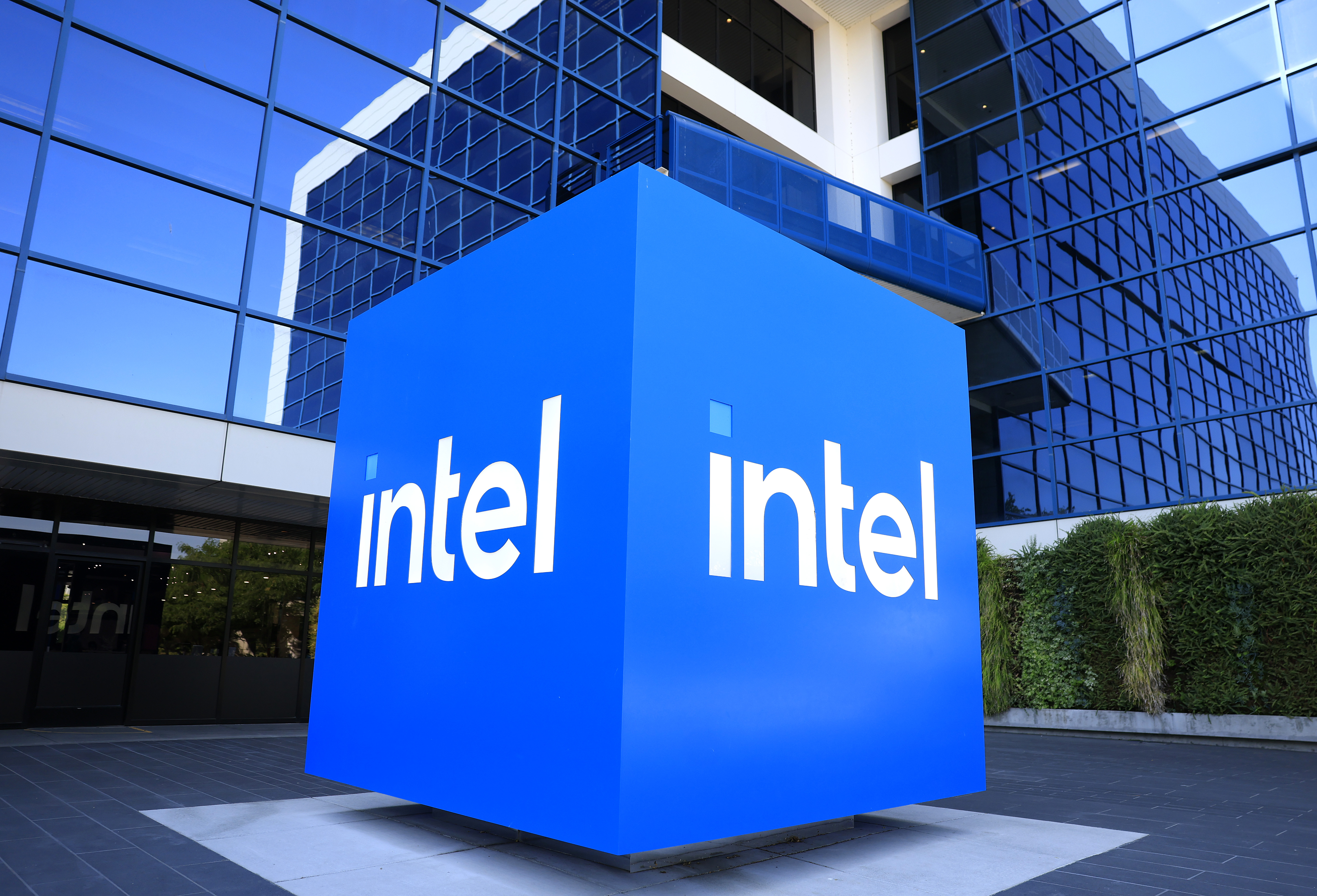 4 News Article Image Intel sube tras informe de que participará en la fabricación de las GPUs de Nvidia en 2028, el director financiero compra $250,000 en acciones de la empresa