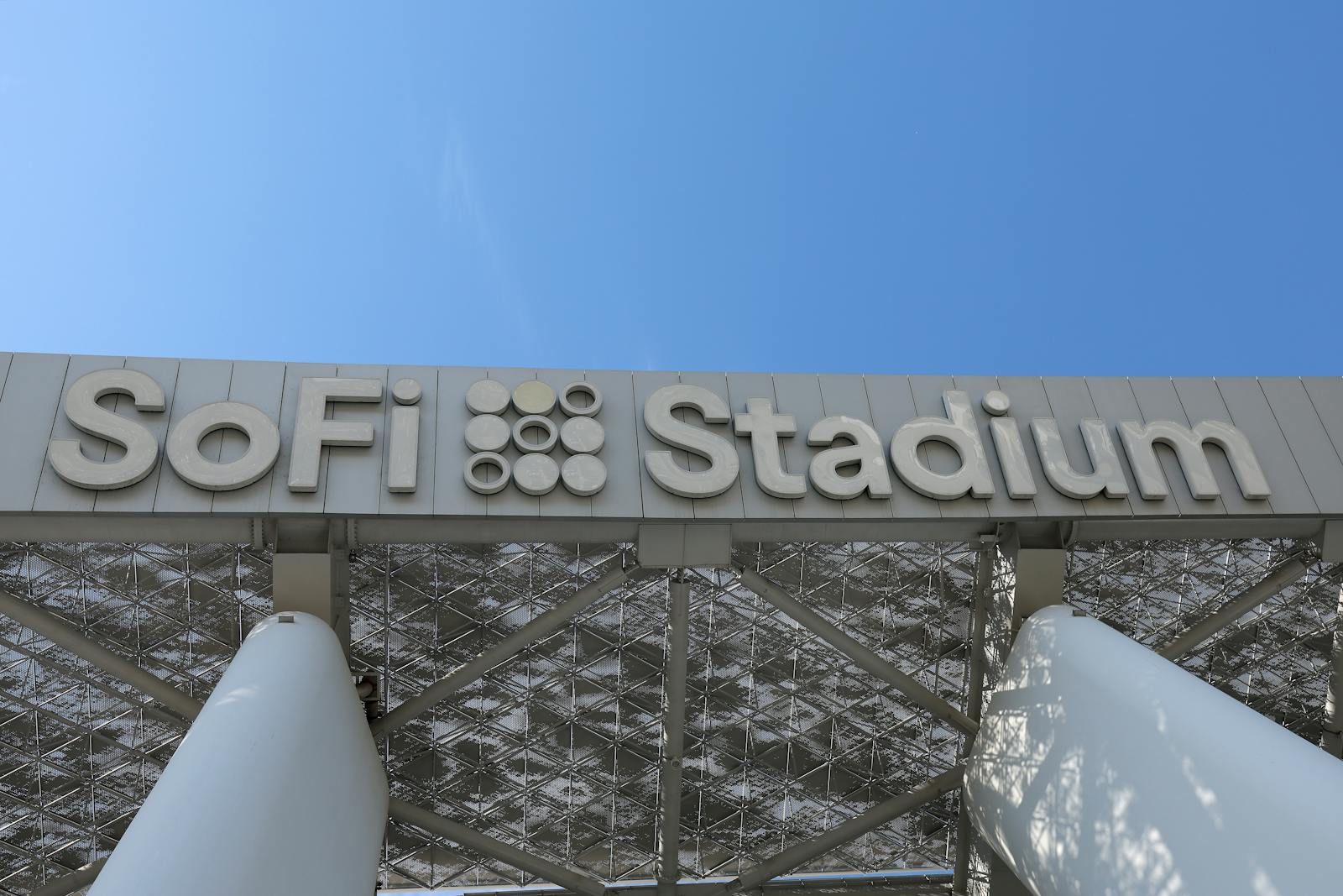 SoFi reports strong earnings, stock has nearly doubled in 2025  thumbnail