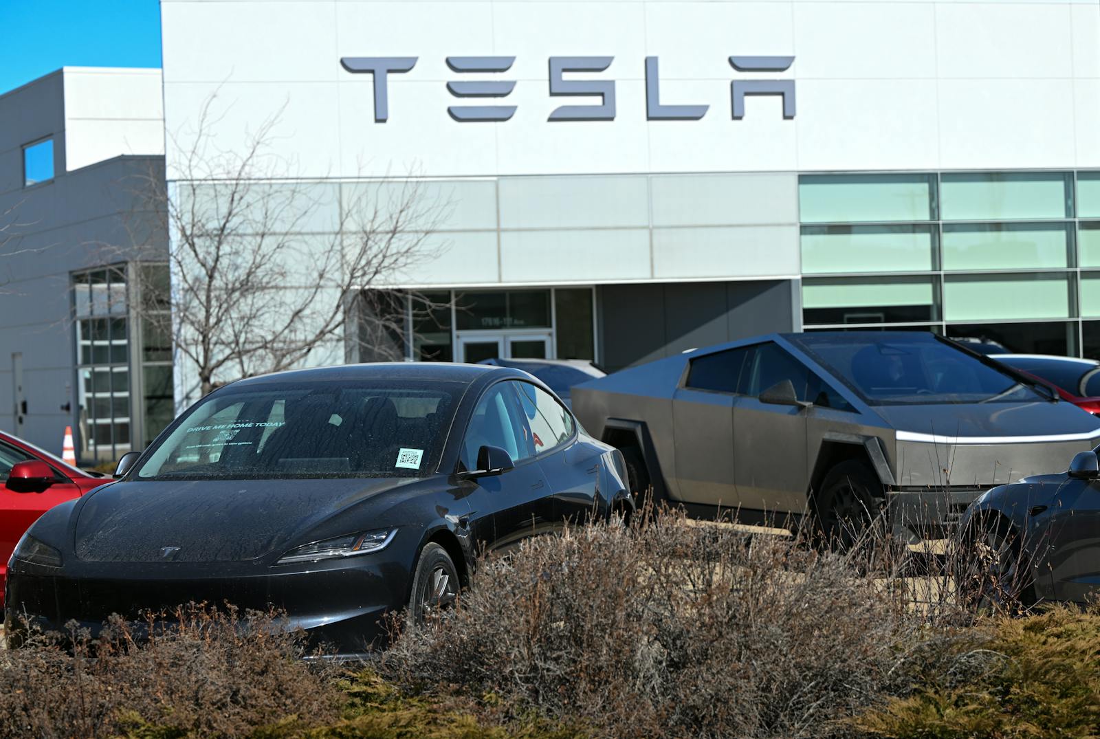 Report: Tesla sold leased vehicles for more money as robotaxi network never materialized thumbnail