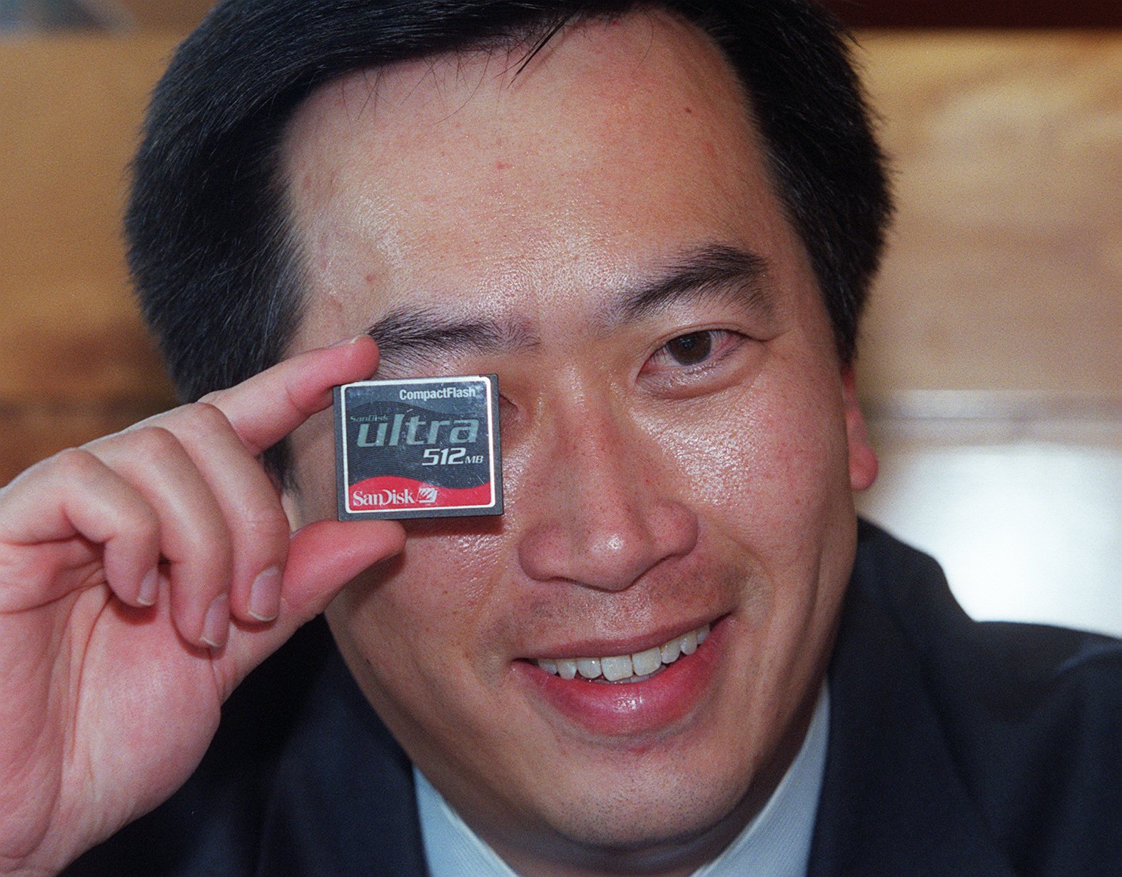 Sandisk executive shows off 512MB flash card