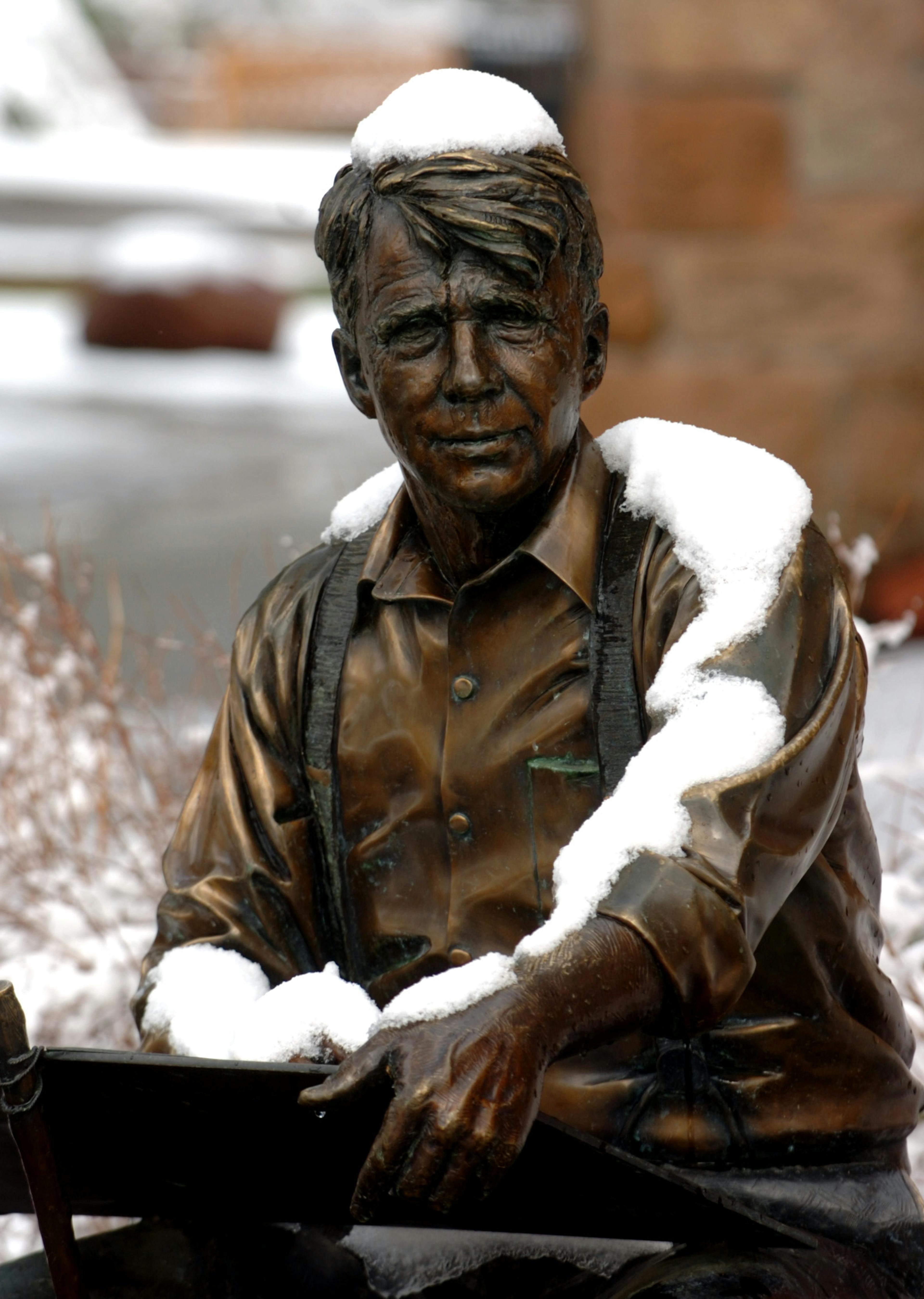 Robert Frost statue
