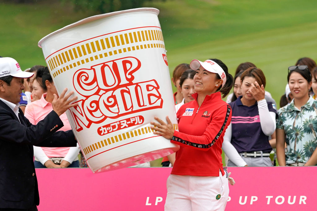 Golfer receives giant cup of noodles