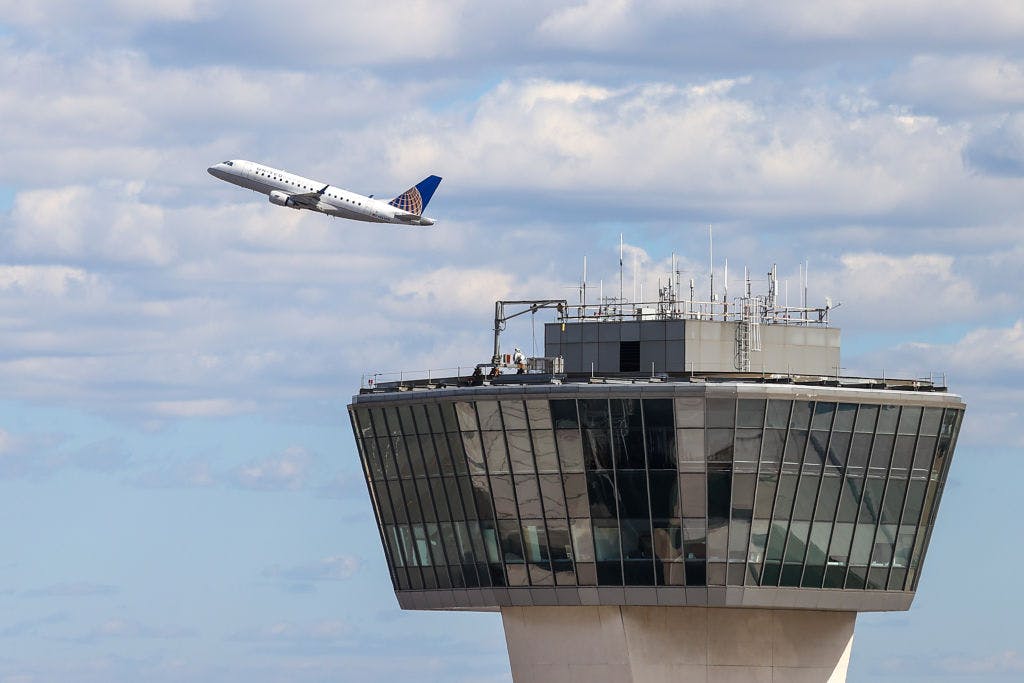 United Airlines cuts 10% of its Newark flights, citing air traffic controller understaffing thumbnail