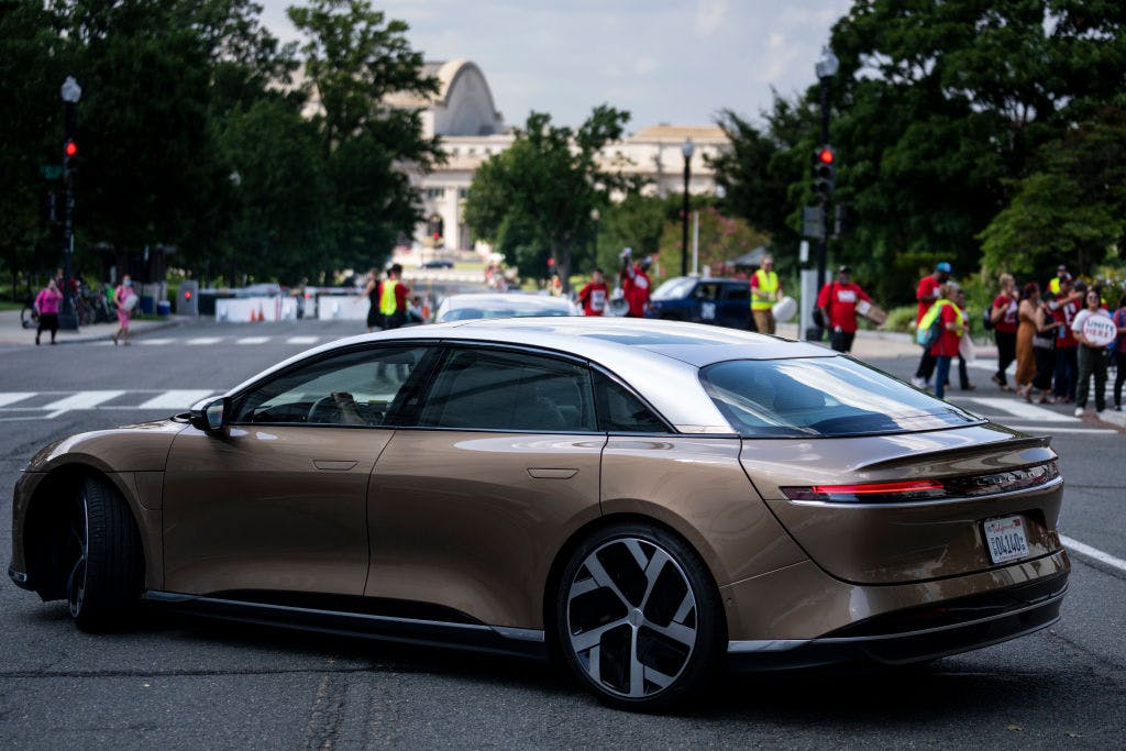 Bearish options flow sends Lucid lower thumbnail