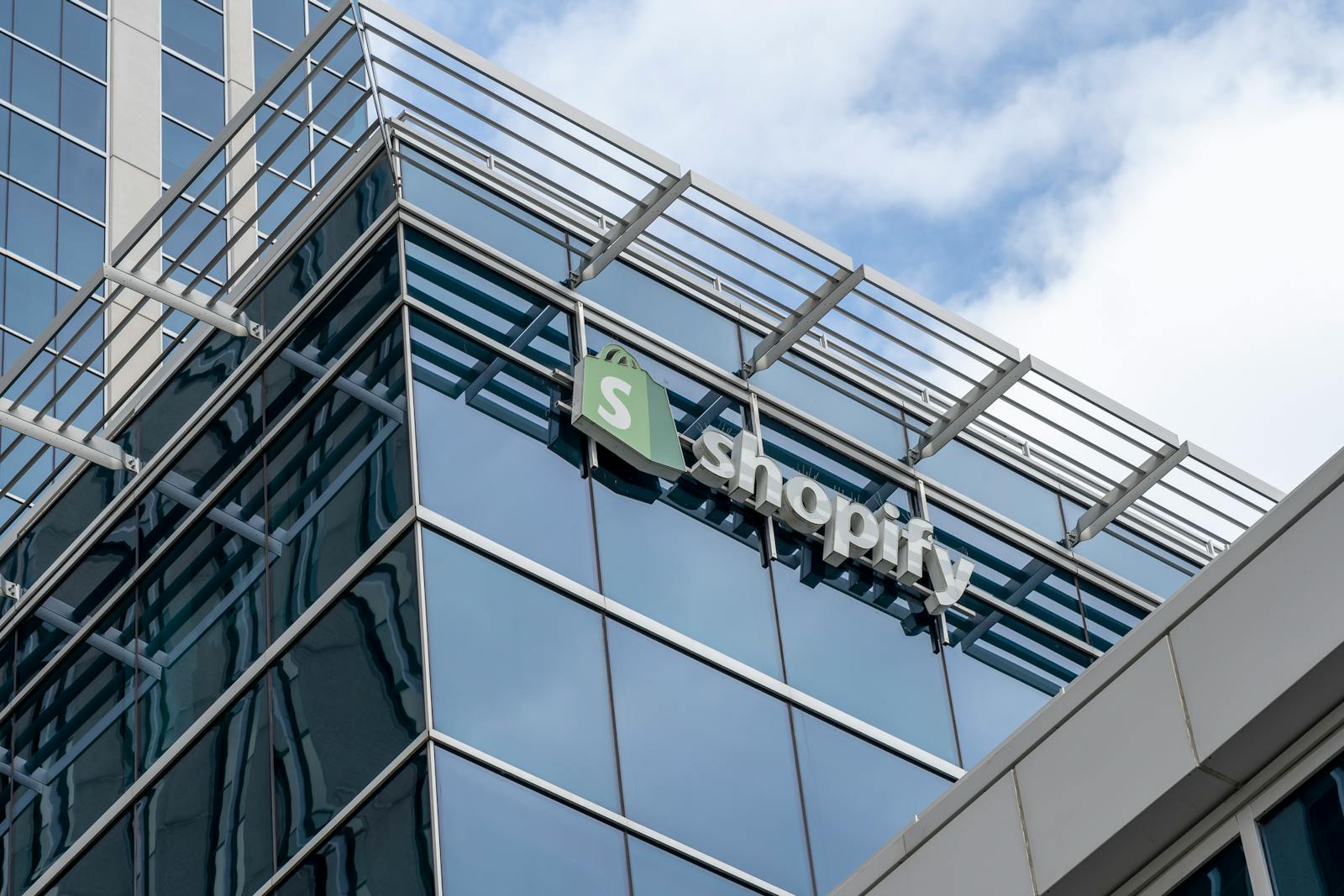  Shopify soars after Rothschild Redburn hikes price target to $200 thumbnail