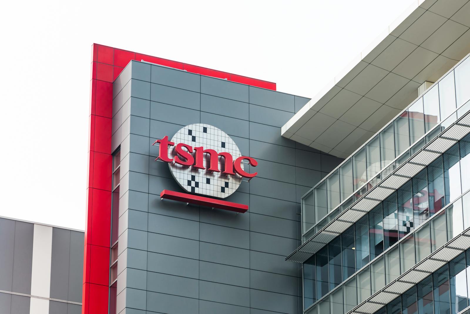 TSMC reportedly considering building advanced packaging plant in US amid pressure from Trump thumbnail