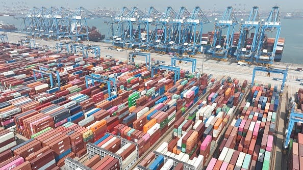 Bookings for China-to-US shipping containers plunge thumbnail