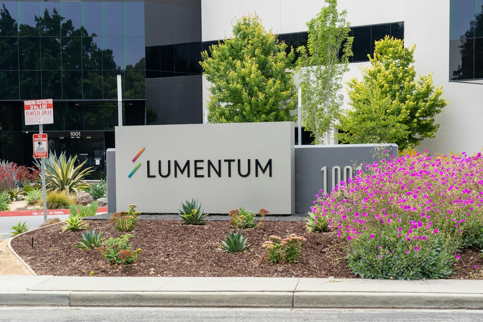sherwood.news - Paige Oamek - Lumentum, Coherent fall after hedge fund manager Aschenbrenner dumps his holdings