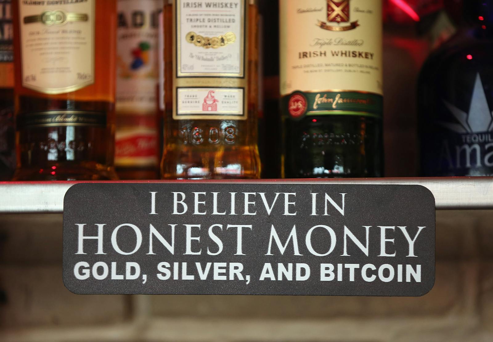 Bitcoin continues to decouple from tech stocks, breaks $90,000 thumbnail