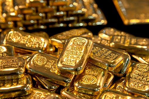 Gold craters as retail traders pull money from commodity ETFs thumbnail
