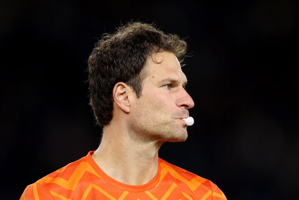 “Mewing” has teen boys buying gum that claims to give you a chiseled jawline thumbnail