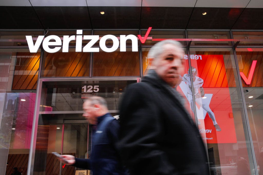 Defying gravity, US phone companies stay green thumbnail