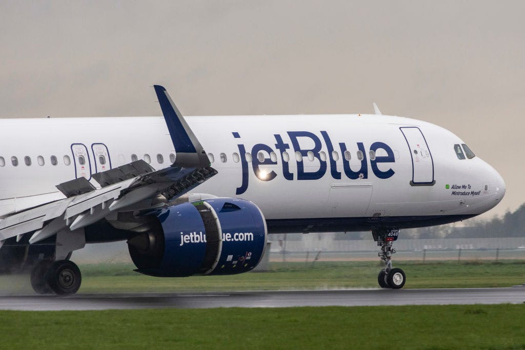 JetBlue shares fly higher as it begins accepting Venmo thumbnail