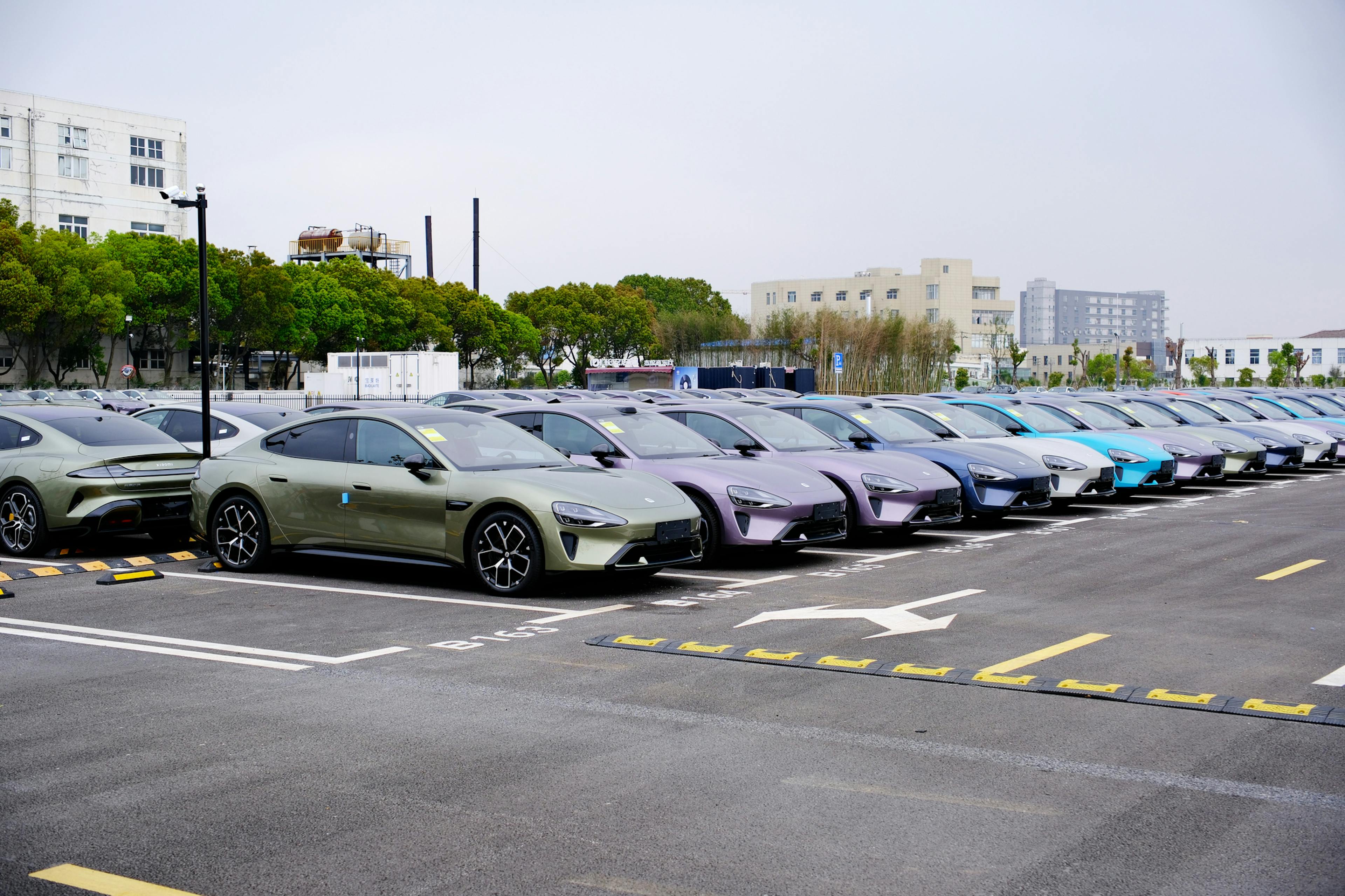 many Xiaomi SU7 electric cars at delivery center