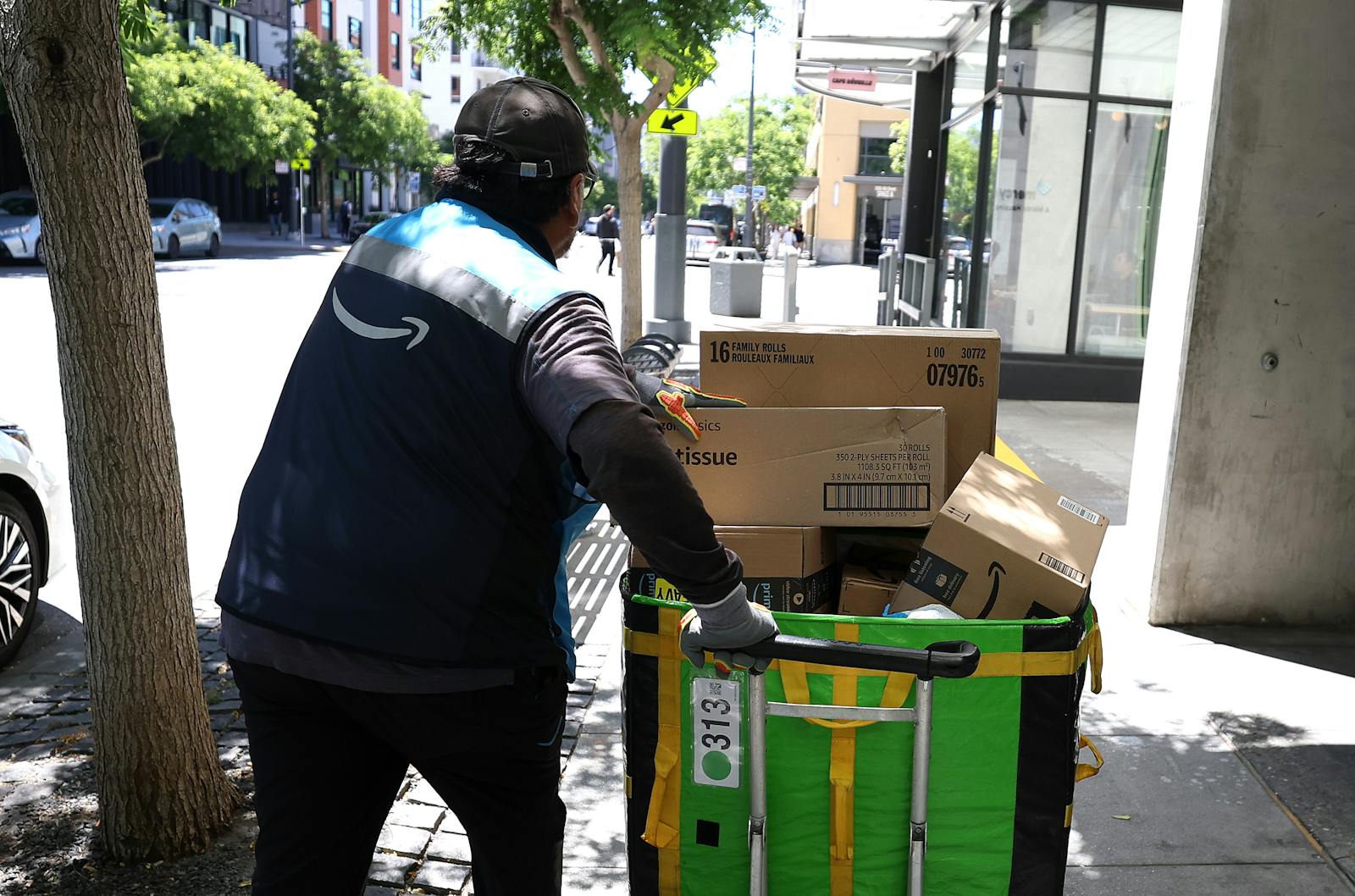 Amazon CEO Jassy on tariffs: “It’s hard to tell what’s going to happen” thumbnail