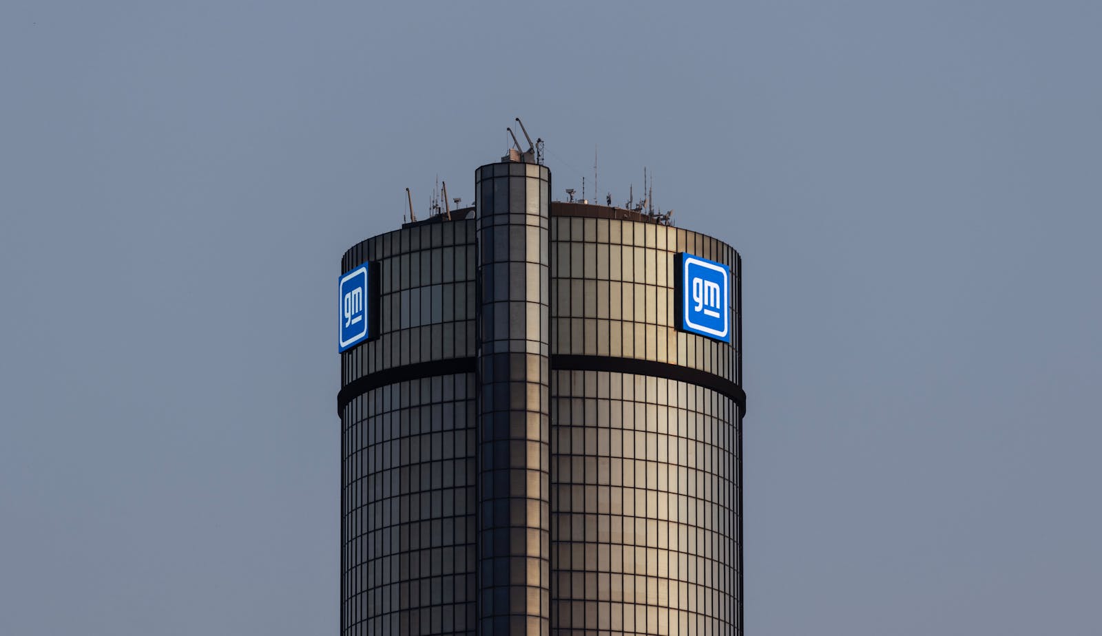 After upsetting GOP senators, GM scraps its EV tax credit extension plan thumbnail