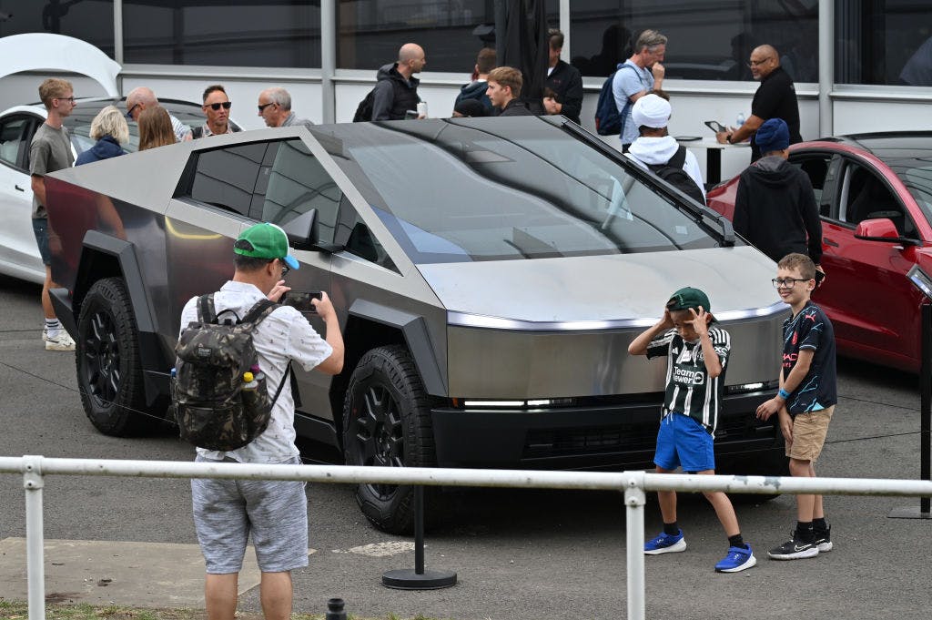 Tesla’s annual sales decline might have been even worse in the US thumbnail