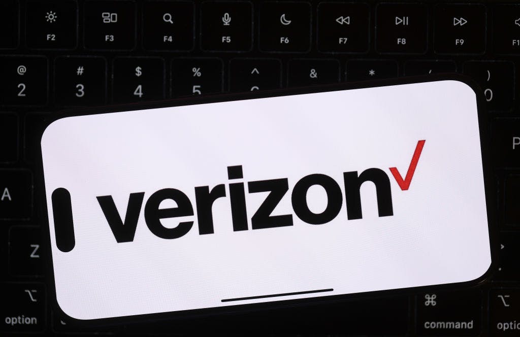 Verizon down 6% on warning of weaker Q1 sales thumbnail