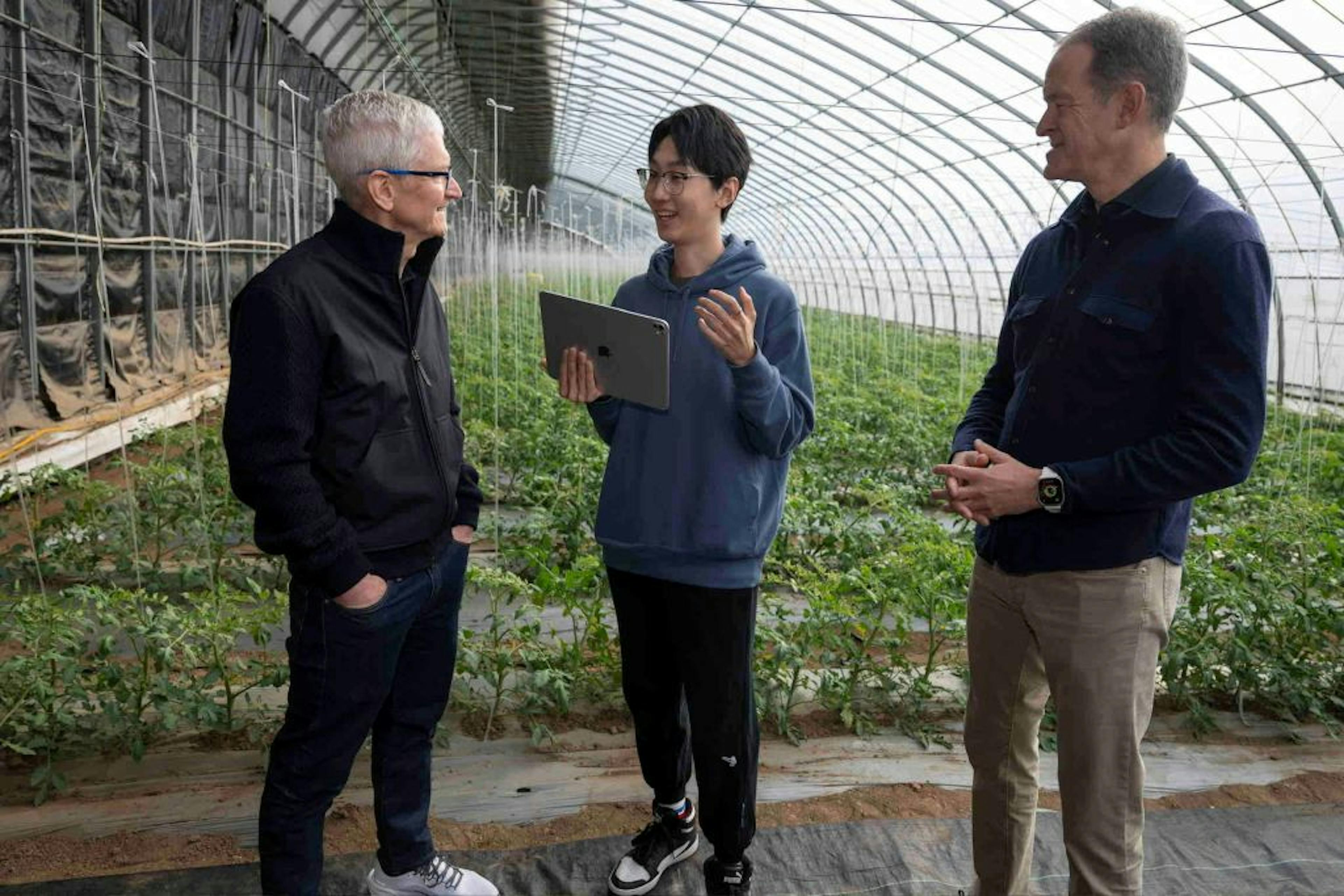 CHINA-BEIJING-APPLE CEO-SCIENCE AND TECHNOLOGY BACKYARDS-VISIT (CN)