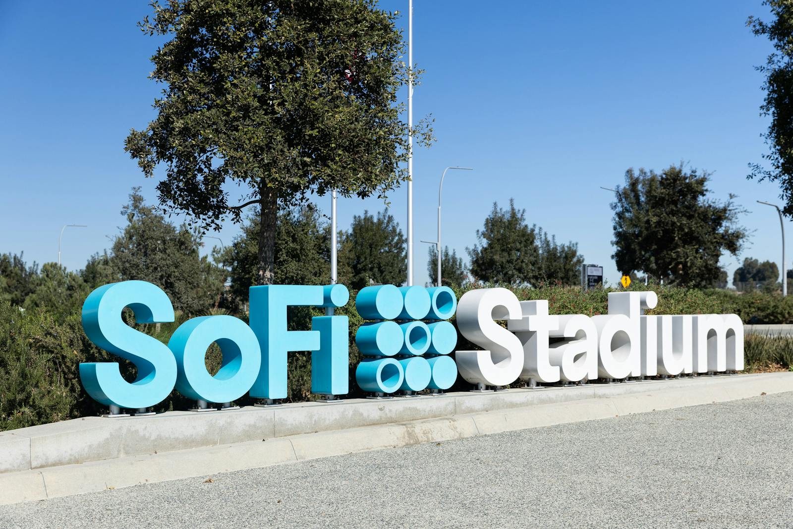 SoFi tumbles after announcing $1.5 billion stock offering thumbnail