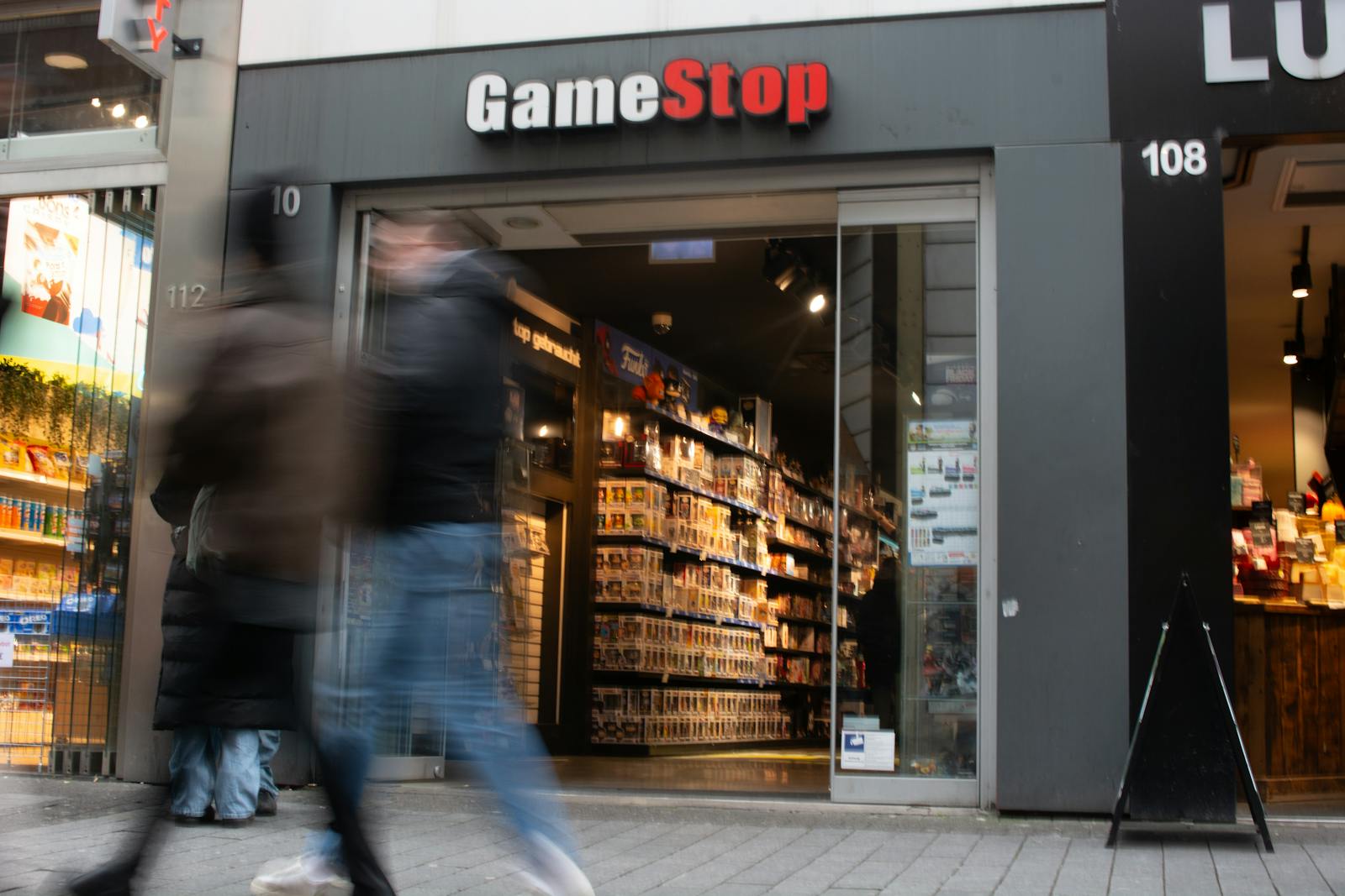 GameStop surges amid bullish options flows thumbnail