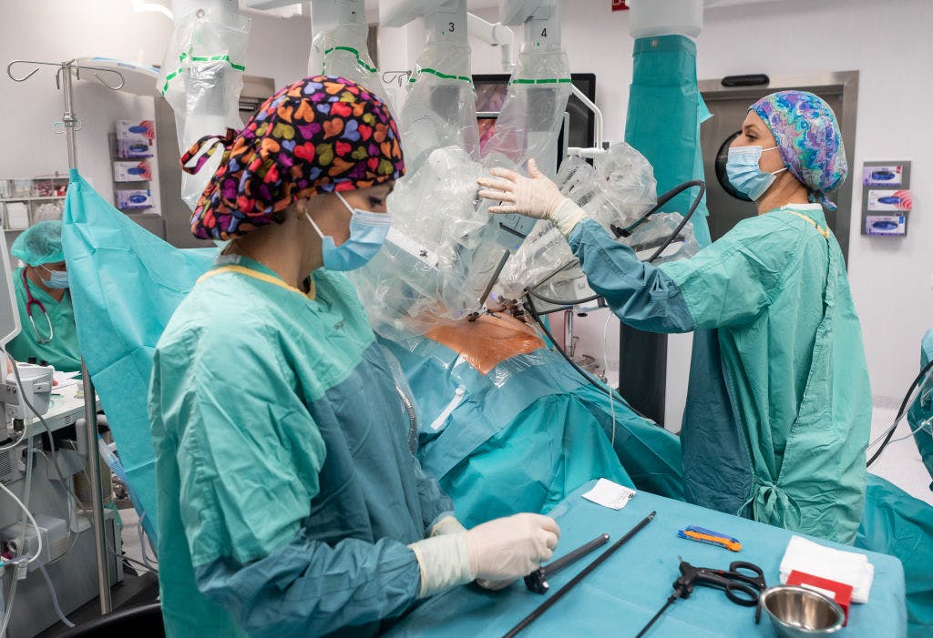  Intuitive Surgical soars as Q3 earnings beat sparks a wave of analyst upgrades thumbnail