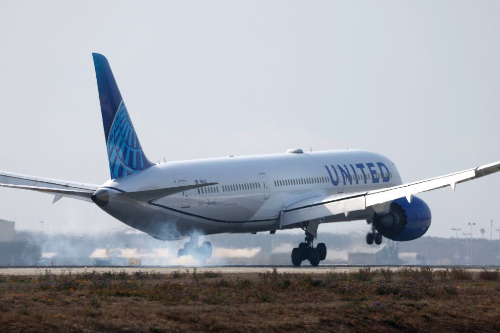 United Airlines lands a record profit to close out 2024 thumbnail