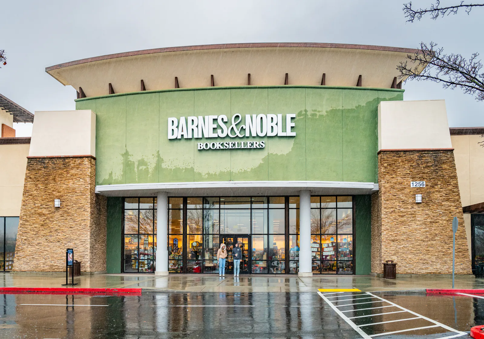 Bolstered bookseller Barnes & Noble is planning a major expansion and potential IPO  thumbnail
