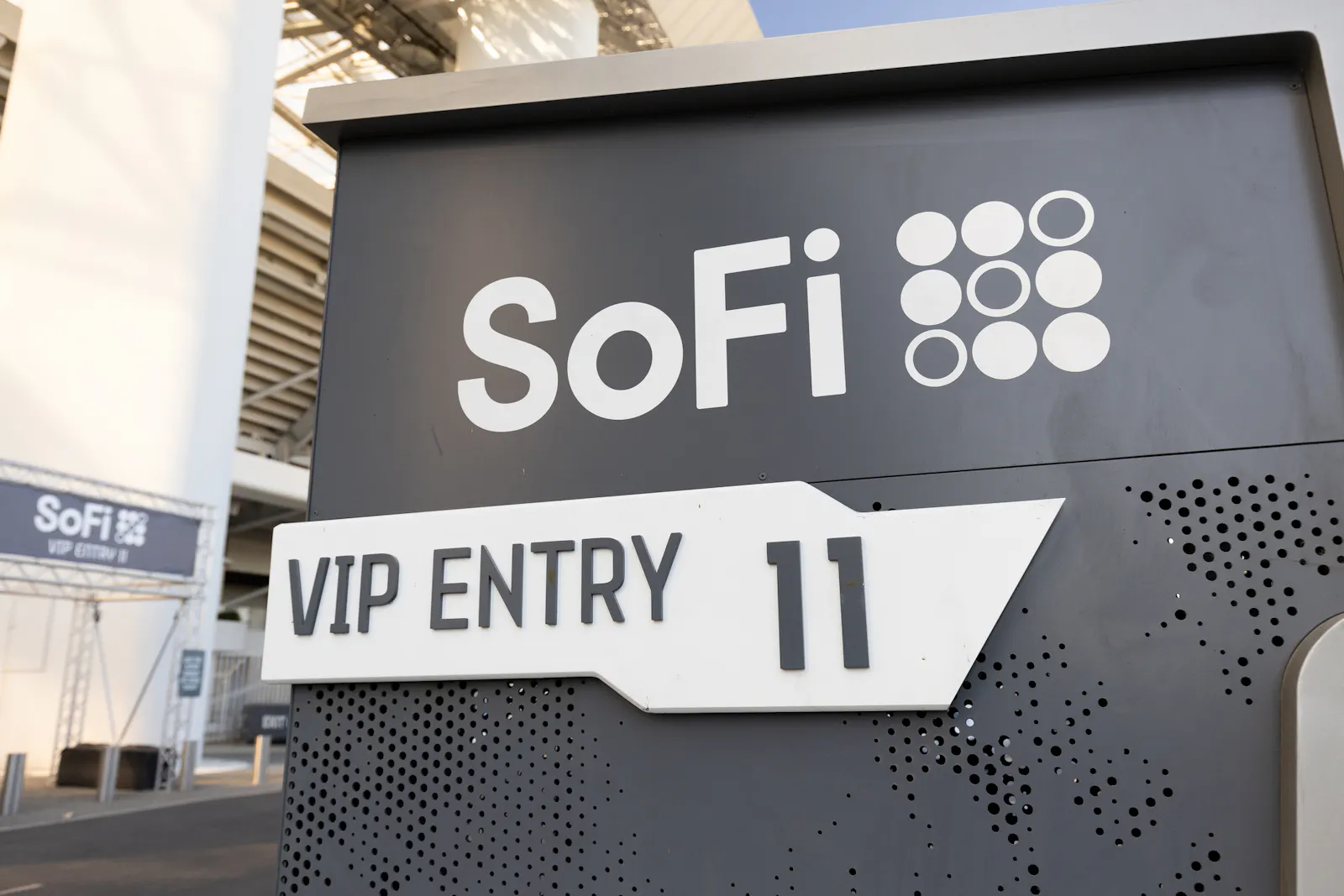 SoFi Technologies slides on $1.5 billion share sale announcement at $27.50 a share thumbnail