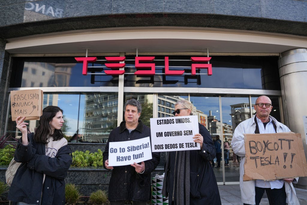 More analysts are turning on Tesla thumbnail