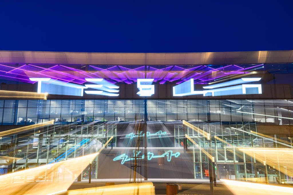 Tesla falls, just like its European sales thumbnail