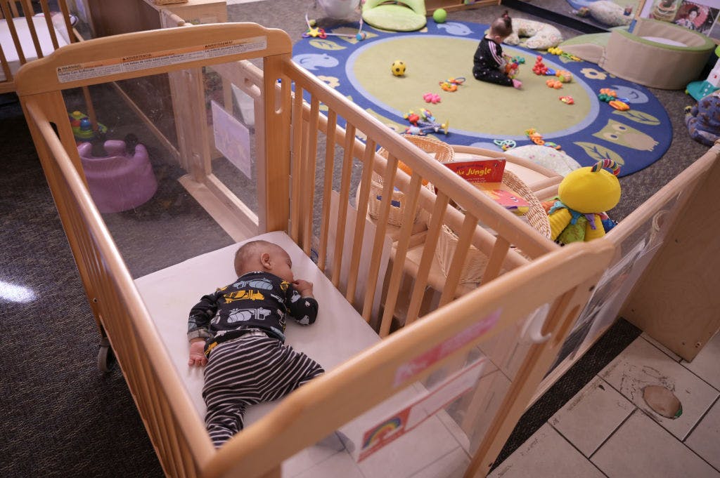 While America sleeps, foreigners dump US dollars for euros and yen thumbnail